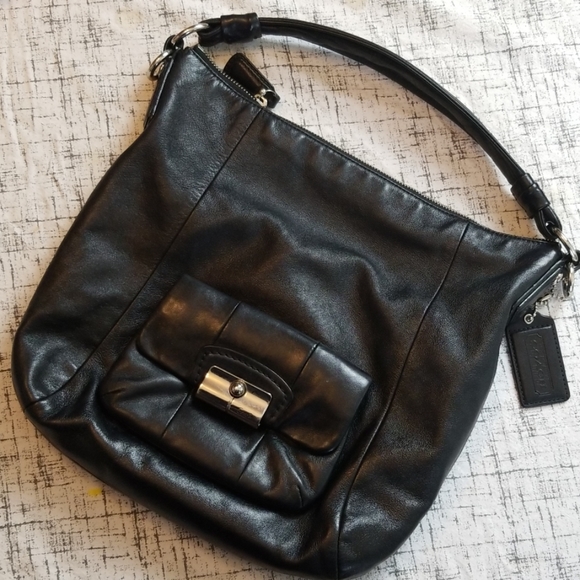 Coach Handbags - Coach Purse VGUC Black Strap Leather